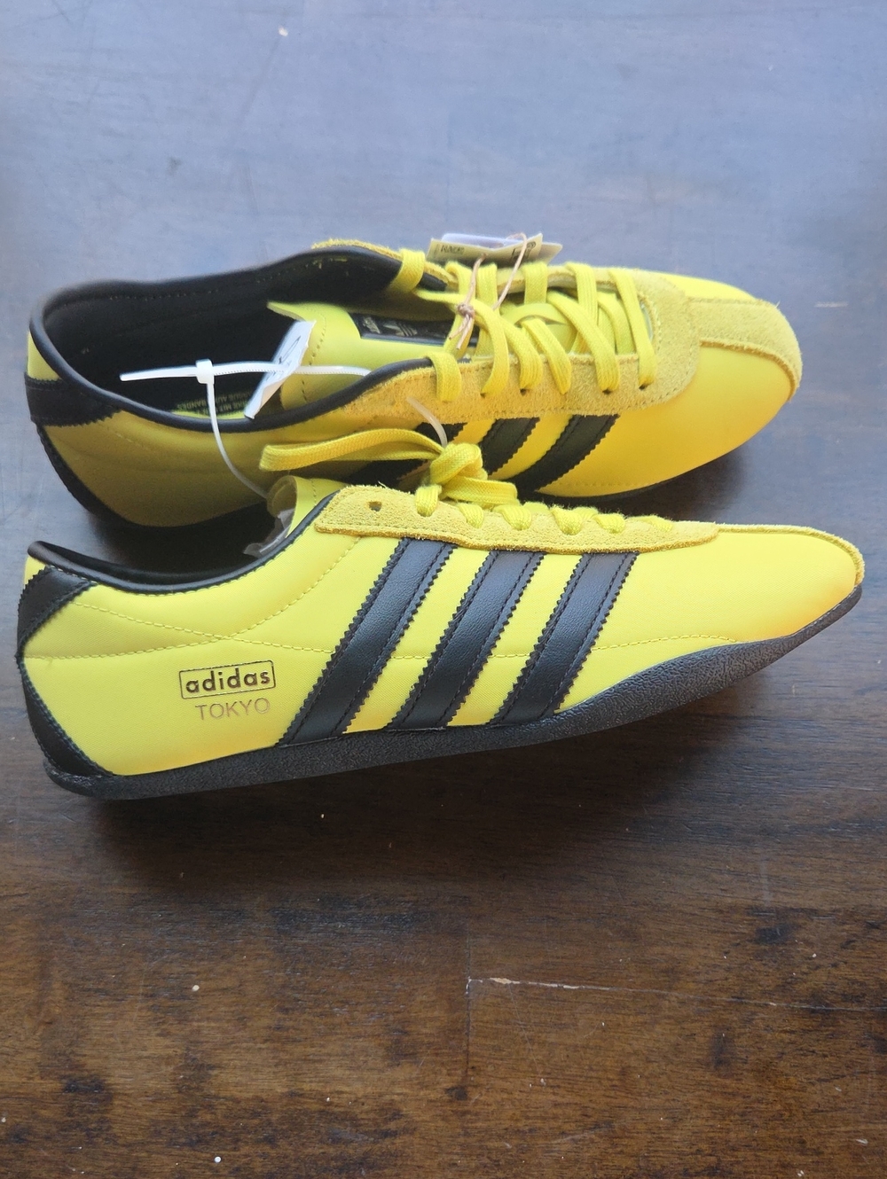 Adidas Size 8 Tokyo Men's Yellow and Black Retro Sneakers NEW With Tags - Picture 1 of 10